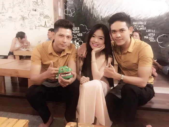 CT) Quán trà sữa gây chú ý với dàn phục vụ toàn trai đẹp cùng thức uống độc  lạ | Bài viết | Foody.vn