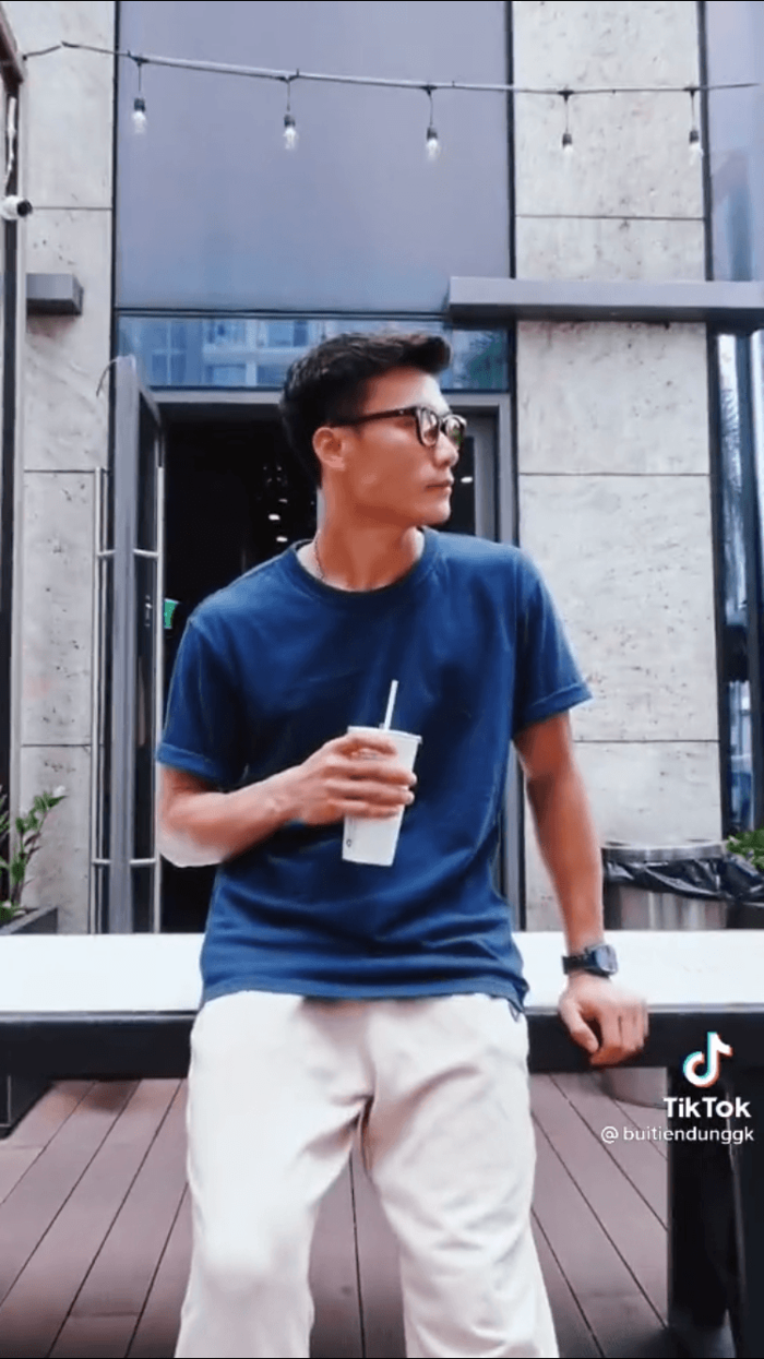 Clip: Bùi Tiến Dũng tạo dáng như nam thần khi đi uống trà sữa