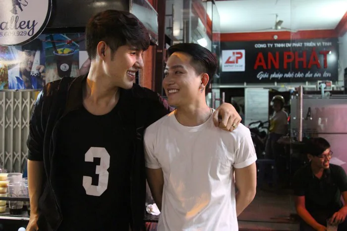 Hai chàng trai đẹp yêu nhau, bán trà sữa 'hút' người Sài Gòn đến chụp ảnh