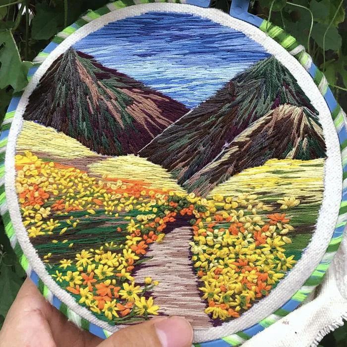 Chàng trai với biệt tài thêu tranh đẹp sống động