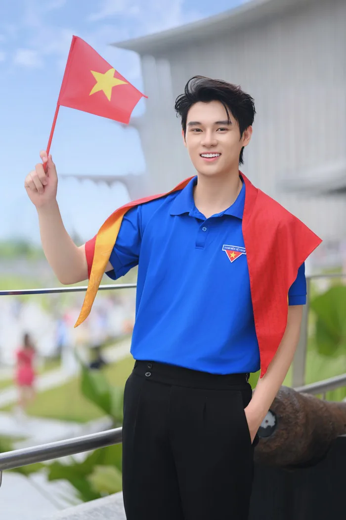 Nam sinh điển trai gây sốt với loạt ảnh check-in 
