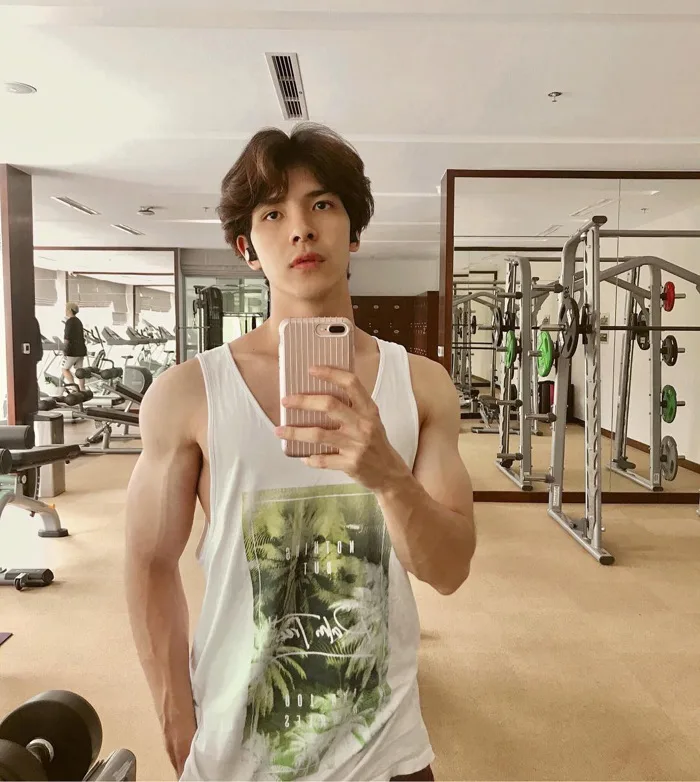 Đọ body nét như tạc tượng của dàn trai đẹp mới nổi: Hỡi chị em, đầu năm mới  rửa mắt chút không?