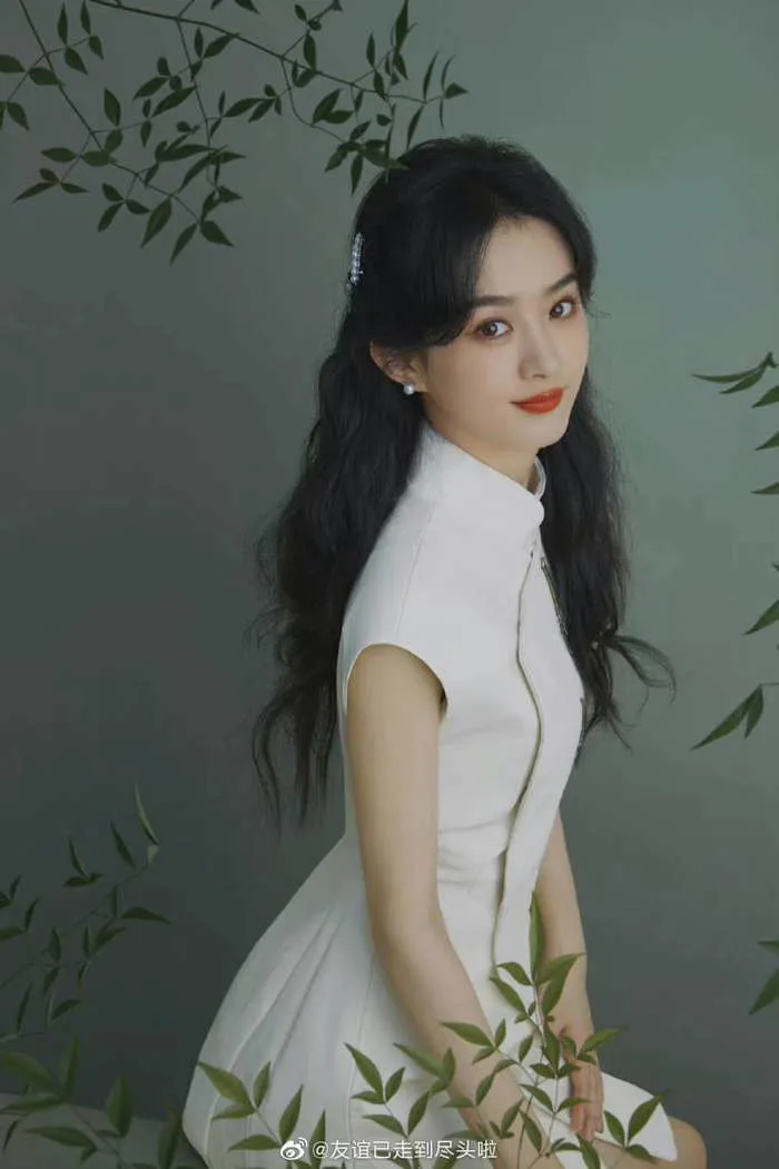 Triệu Lệ Dĩnh chỉ thay đổi 1 chi tiết trên gương mặt mà visual khác quá nhìn mãi mới ra Triệu Lệ Dĩnh chỉ thay đổi 1 chi tiết trên gương mặt mà visual khác quá nhìn mãi mới ra