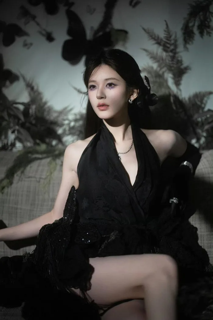 Triệu Lộ Tư quyến rũ với tạo hình bướm đen ma mị