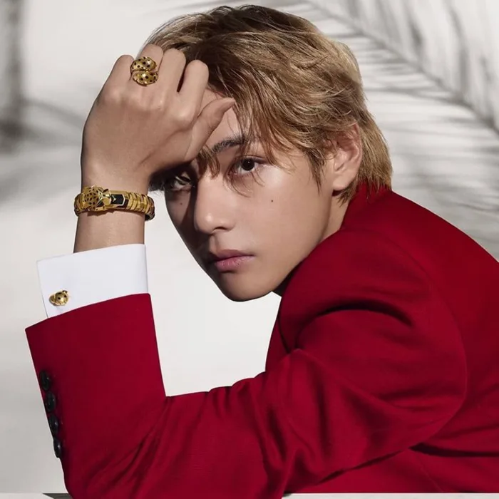 V BTS thanh lịch và lôi cuốn với bộ ảnh sắc đỏ chủ đạo