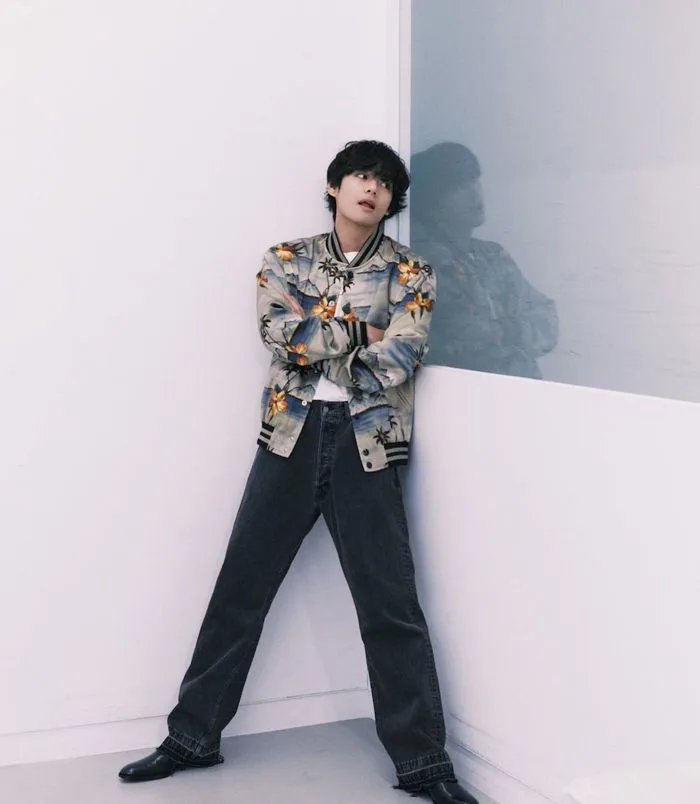 V (BTS) làm sập web Celine, gây cháy hàng sau khi đăng ảnh