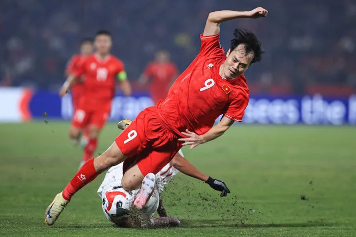 Tiền đạo Văn Toàn bật khóc khi dính chấn thương