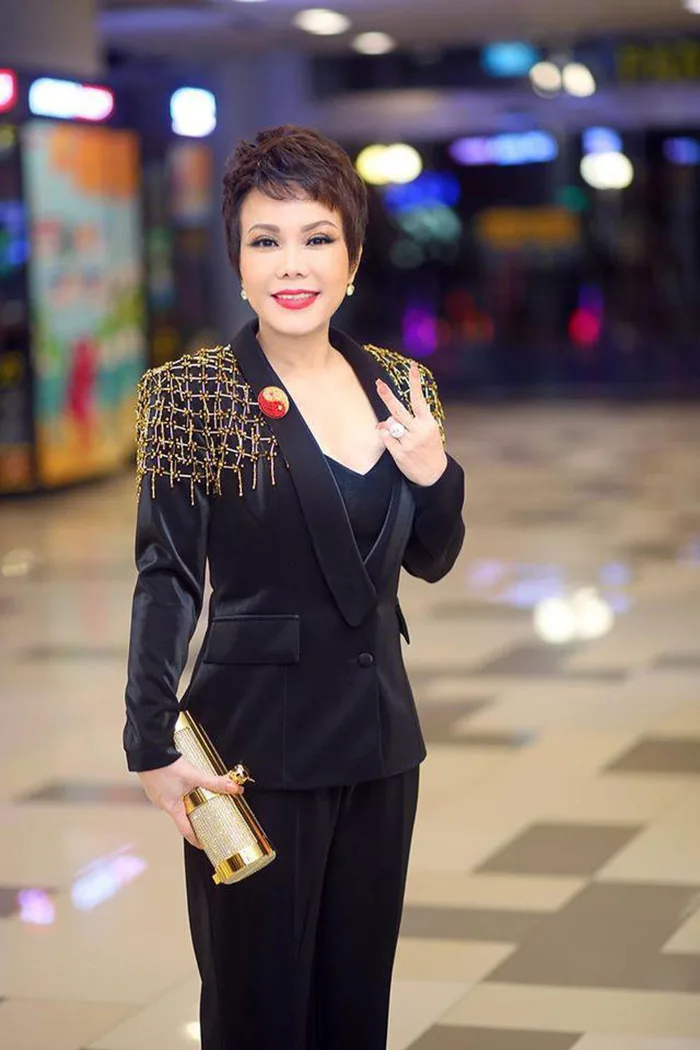 Lỗ tiền tỉ, Việt Hương vẫn 