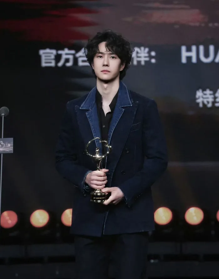 Hành động nhanh nhạy của Vương Nhất Bác ở Đêm hội Weibo 2026 nhận được  nhiều lời khen ngợi | Phụ Nữ & Gia Đình