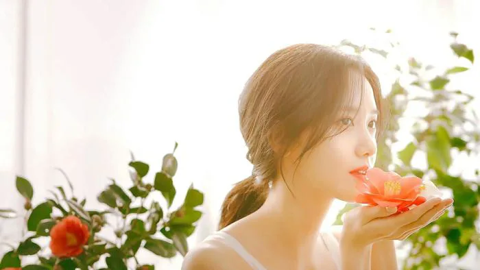 Ca sĩ YoonA 28 tuổi vẫn đẹp trong xanh như nắng Hạ | ELLE Việt Nam