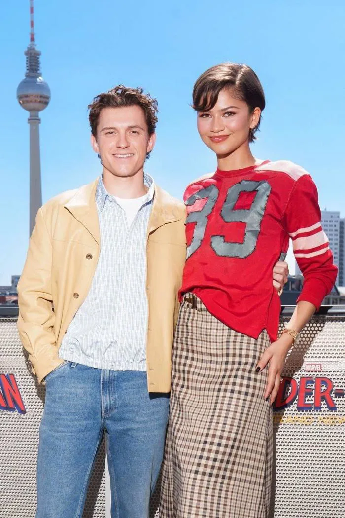 Tom Holland và Zendaya được chụp ảnh tại buổi họp báo phim 'Người Nhện:  Ngày Mới' ở Berlin. : r/popculturechat