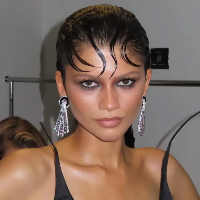 Zendaya trang điểm ấn tượng ra mắt phim Spider Man mới | ELLE